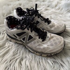 NEW BALANCE 860 v5 Run Disney 2015 Minnie
Mouse Yoo Hoo Sneakers Size 7